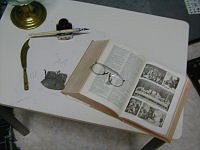 Coupe-papier, dictionnaires, binocles, plumier, bourse