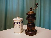 Moulin à poivre et récipient en porcelaine