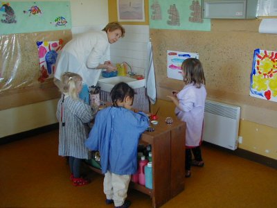 Les enfants et Claudine dans "le coin peinture"